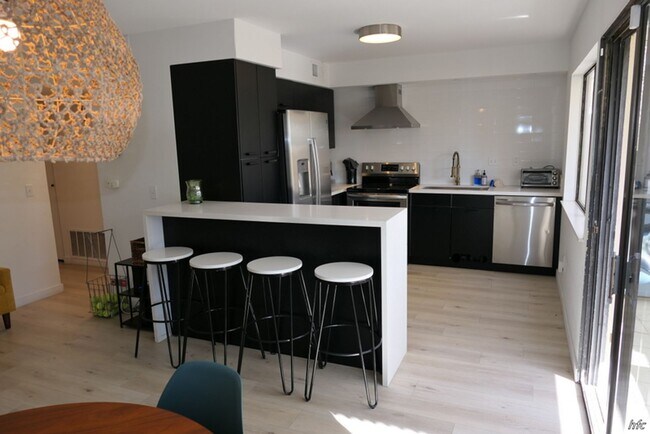 Building Photo - 6065 Montecito Dr