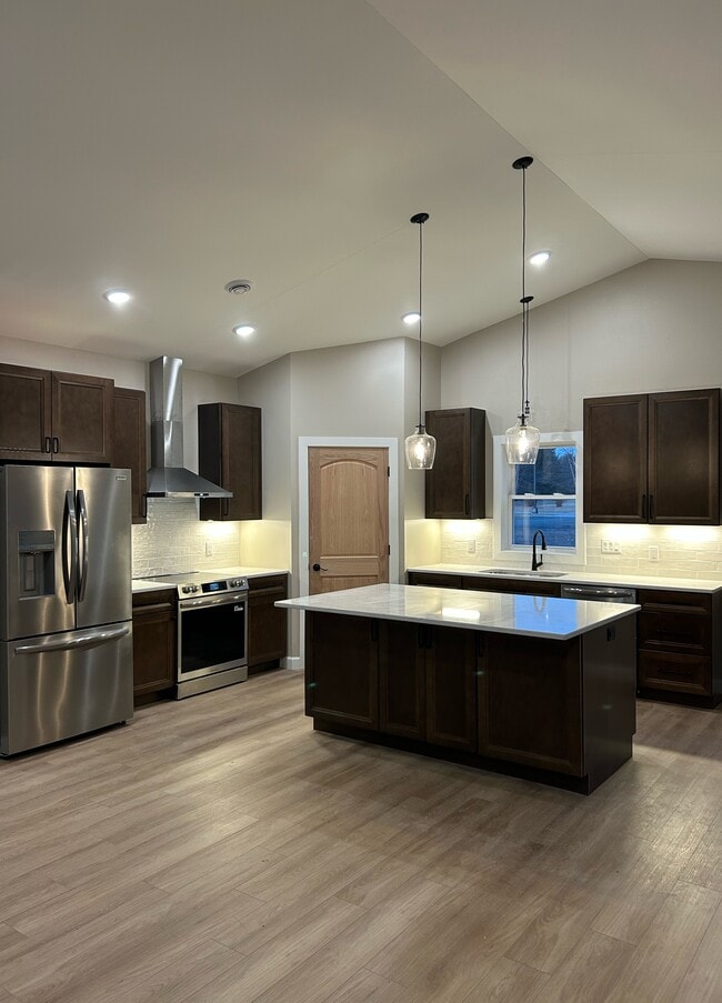 Building Photo - 1112 Reserve St N