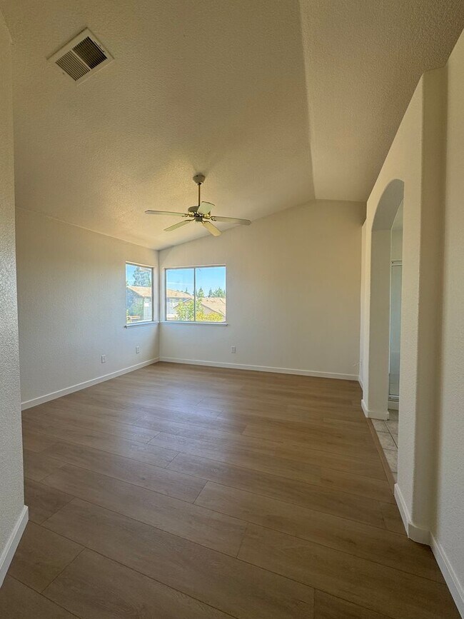 Building Photo - Great Location! 4BD and 2.5BA recently rem...