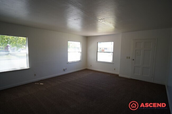 Building Photo - 2 Bed / 1 Bath Home with Solar – Convenient Bakersfield Location
