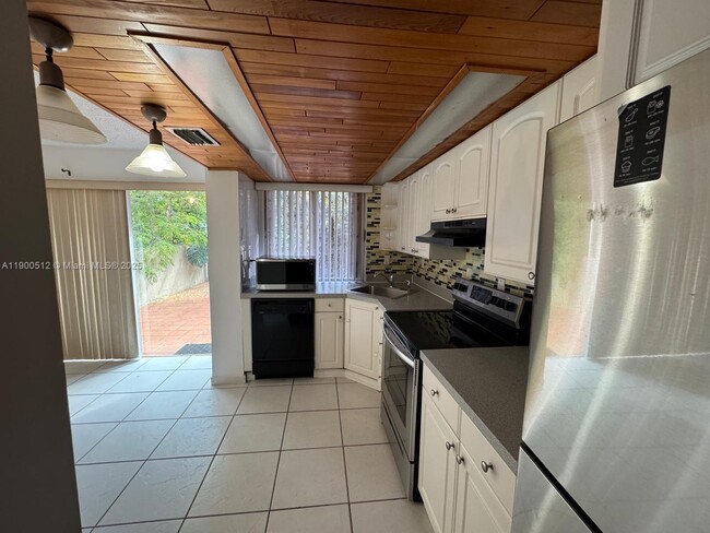 Building Photo - 9155 Fontainebleau Blvd