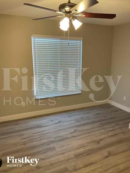 Building Photo - 8038 W Windrose Dr