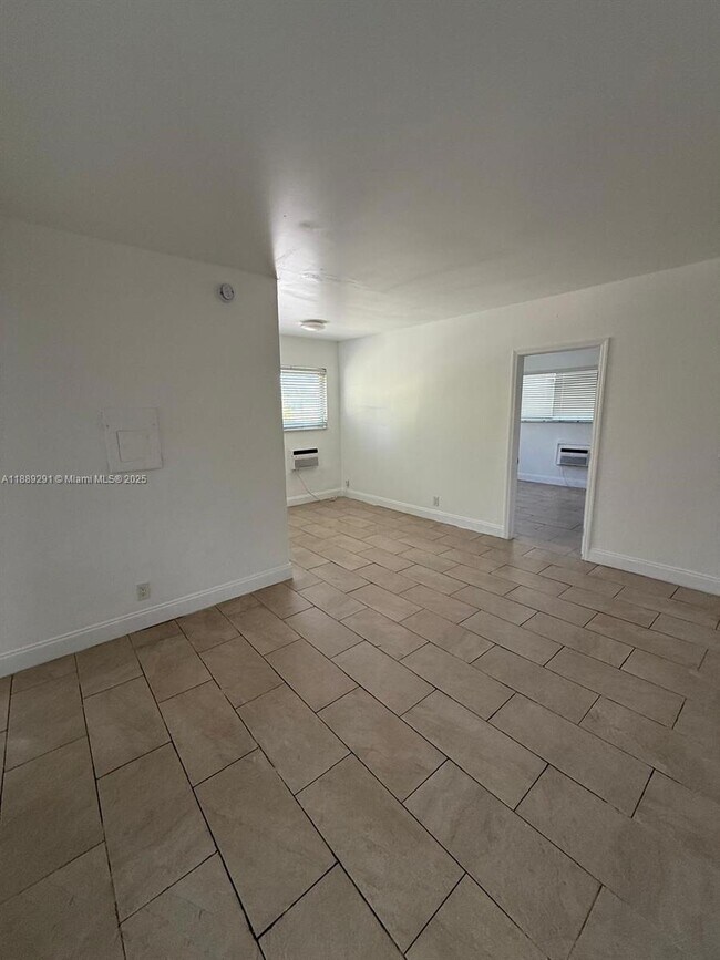 Primary Photo - 7155 Rue Notre Dame