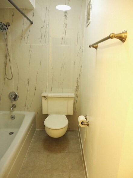 Building Photo - 2818 Dundee Rd