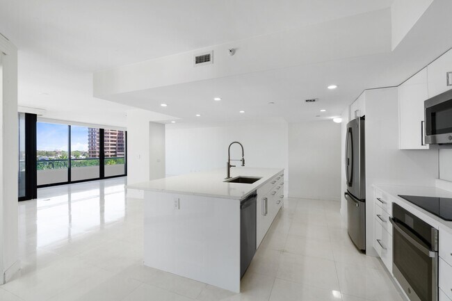 Building Photo - 529 S Flagler Dr
