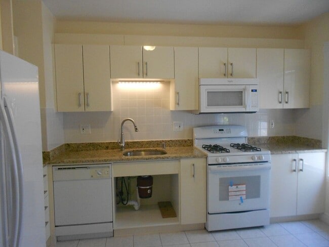 Building Photo - No Brokers Fee, In-Unit Washer and Dryer, Eat-in Kitchen, Parking for Rent