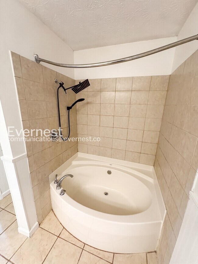 Building Photo - Spacious  Home with Deck, Patio, and Garage! / 3 Bed, 2 Bath / Available now!