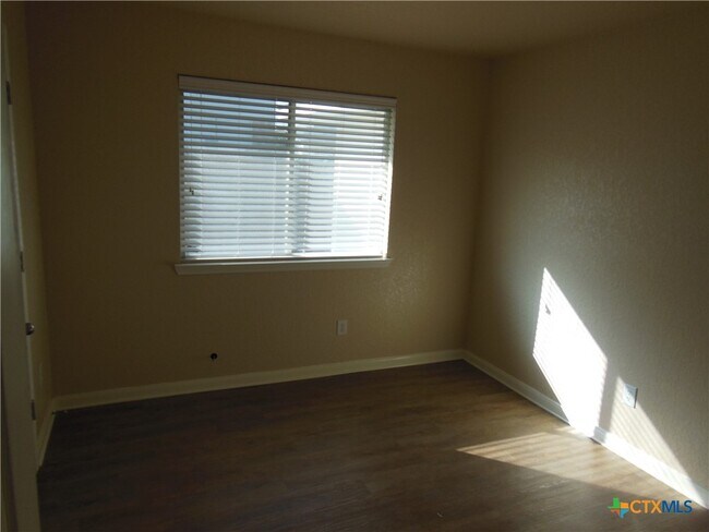 Building Photo - 455 Roadrunner Ave
