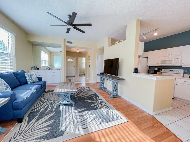 Building Photo - Beach and Downtown Venice! Furnished ground floor condo! Gorgous!