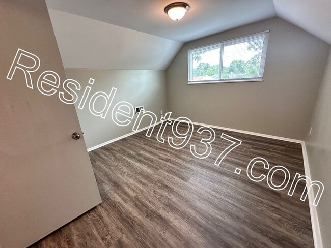 Building Photo - Newly Updated 4 Bed 2 bath home