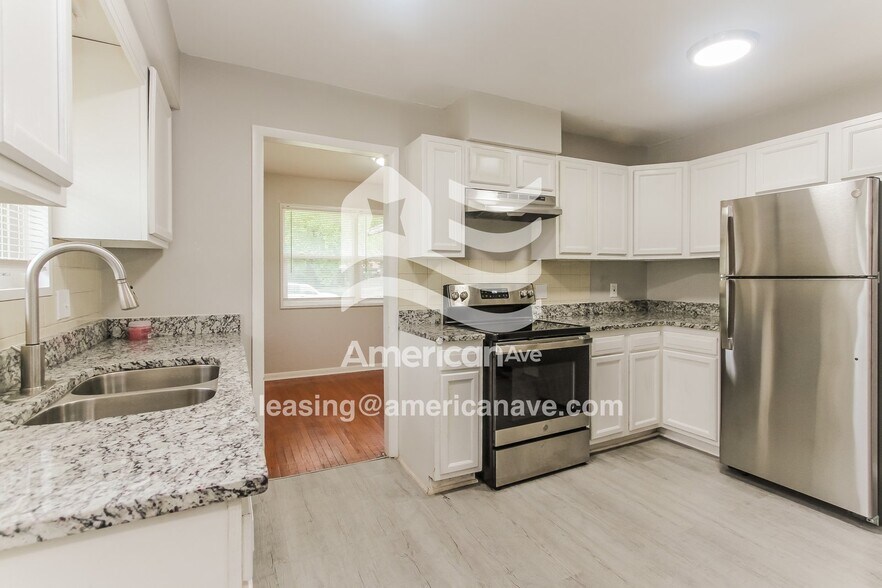 Building Photo - 3950 N Irvington Ave