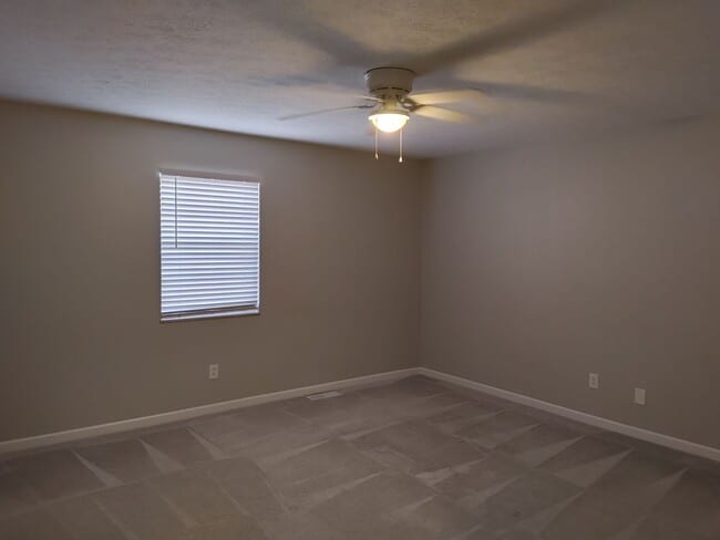 Building Photo - COZY TOWNHOME IN WILLOW TERRACE