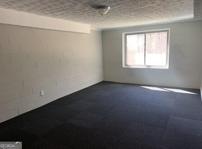 Building Photo - 19 Oak Hill Dr