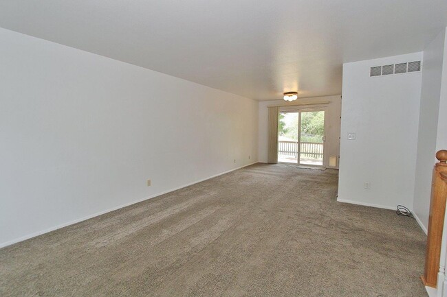 Building Photo - 102 View Cir