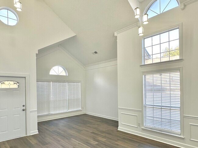 Building Photo - 5445 Pine Oak Ln