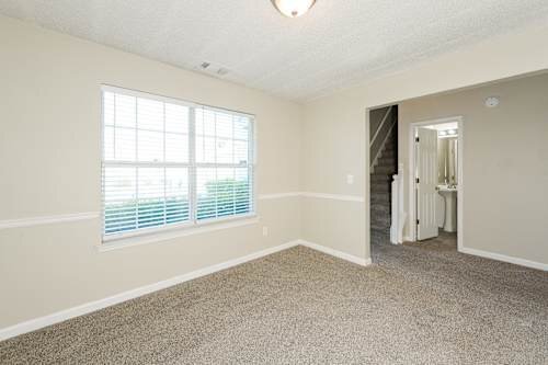 Building Photo - 6604 Valley Hill Dr