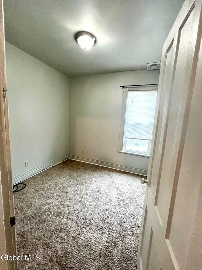 Building Photo - 39 1/2 Milton Ave