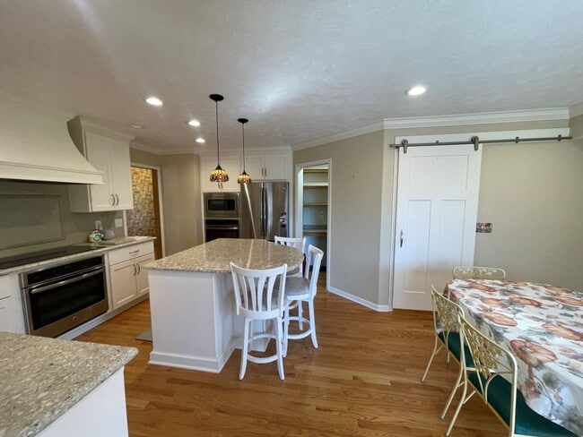 Building Photo - Home For Rent Bellevue.