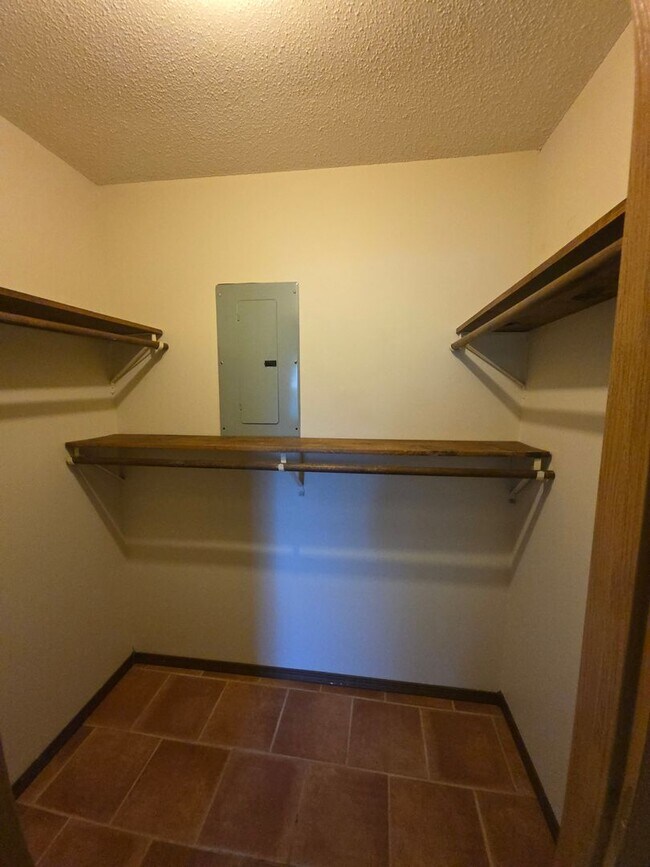 Building Photo - 1022 N Parker Rd