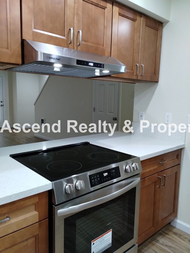 Building Photo - Price Reduced! Beautifully Updated 2 Level...
