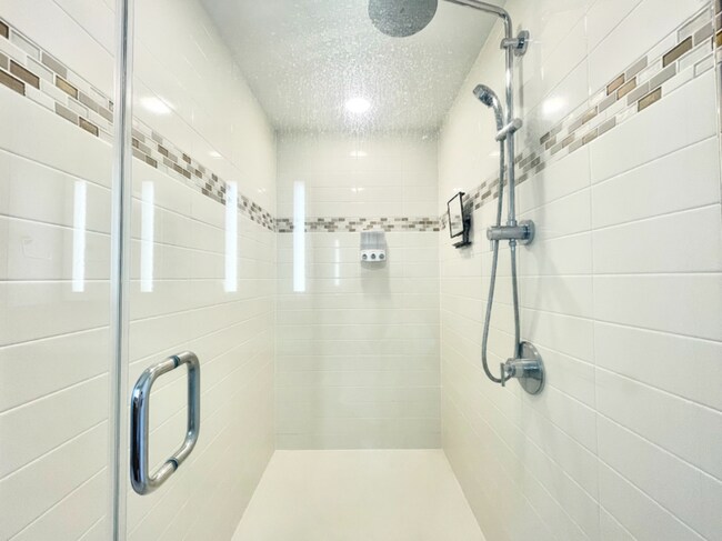 Building Photo - 555 South St