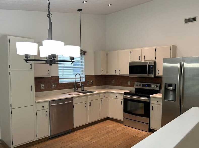 Building Photo - 573 Hearthstone Ct