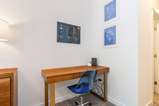 Building Photo - 9413A Roosevelt Way NE