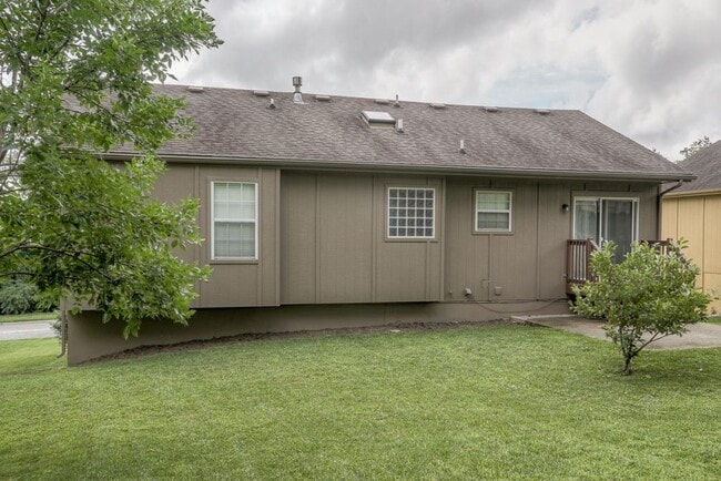 Building Photo - 612 NE Topaz Dr