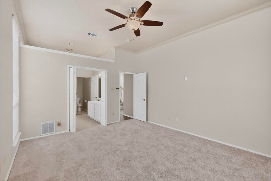 Building Photo - 636 Raintree Cir