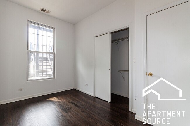 Building Photo - 3328 N Clark St