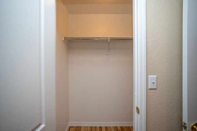 Building Photo - Well Maintained Home in Eastview Estates!