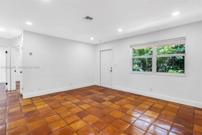 Building Photo - 850 SW 12th Ct