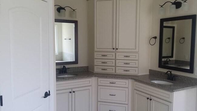 Building Photo - 5 bedroom 4 bath plus Bonus Room and Much More!!
