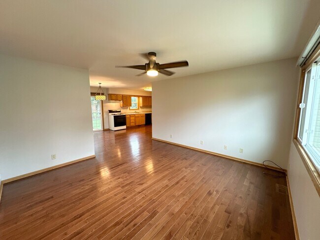 Building Photo - 7103 Hiawatha Dr