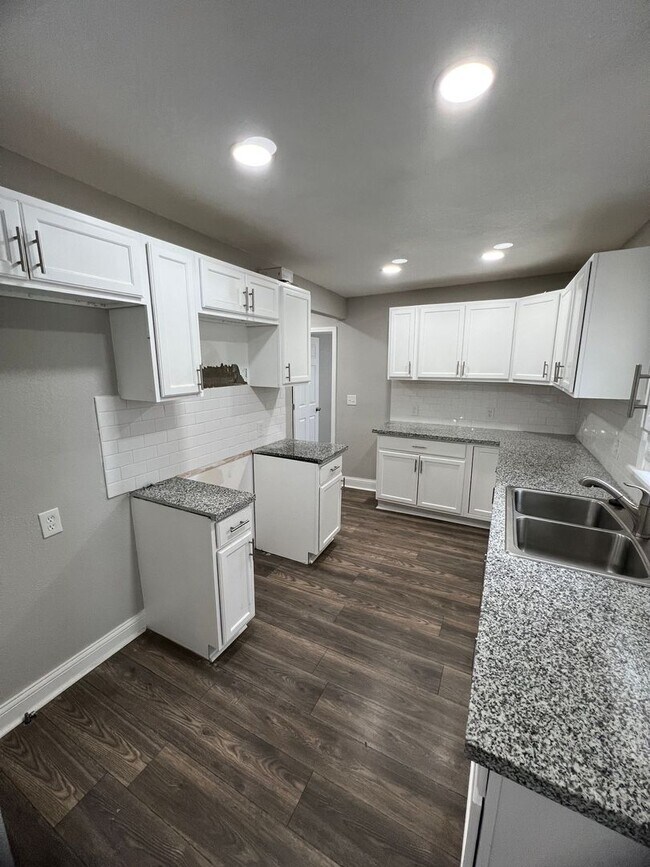 Building Photo - Modern Comfort Meets Convenience in This 4...