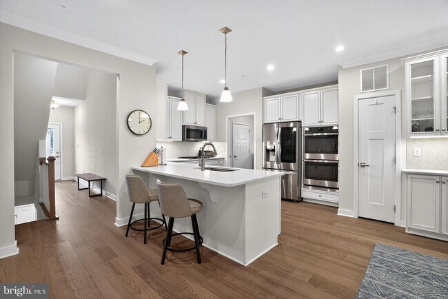 Building Photo - 701 Cascade Way