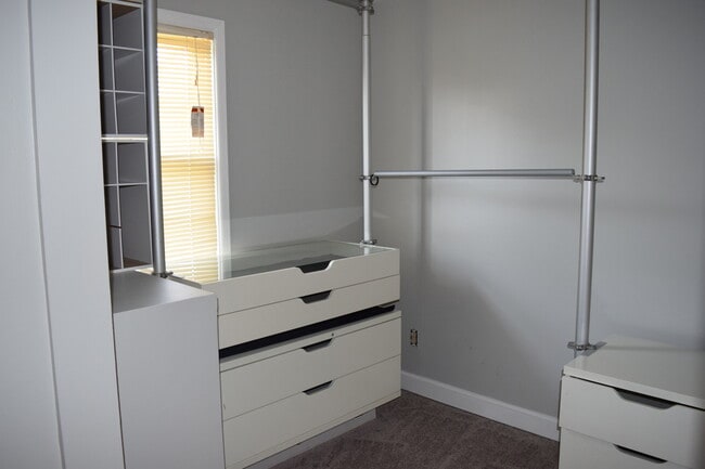 Building Photo - BEAUTIFULLY RENOVATED AND SPACIOUS COLONIA...
