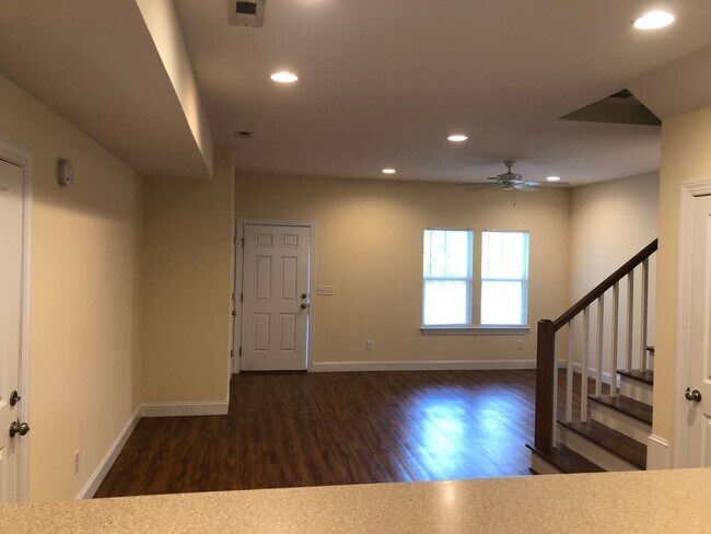 Building Photo - 3 Bed 2 Bath Single Family Home - Students Welcome!