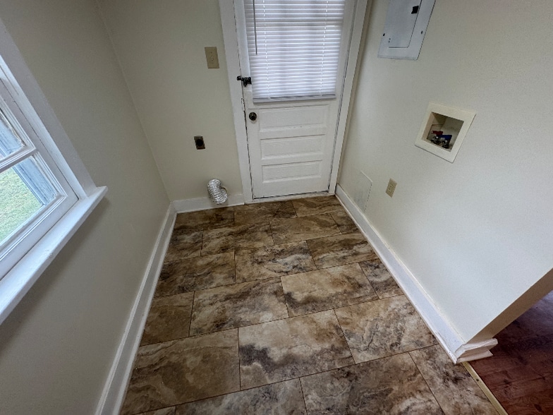 Building Photo - 160 Miller St