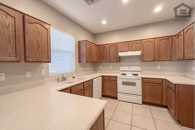 Building Photo - 4Bed/2.5 Bath House at Greenway/75th Ave! Ready for Immediate Move-In! -- Gated Community!