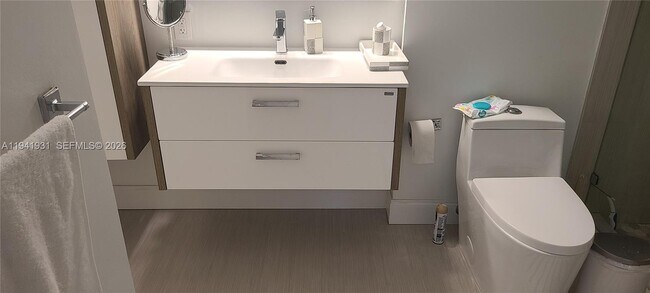 Building Photo - 220 SW 116th Ave