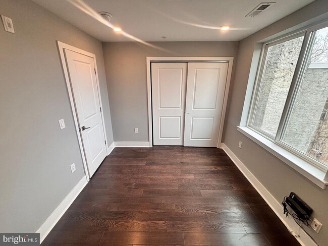 Building Photo - 3255 Ridge Ave