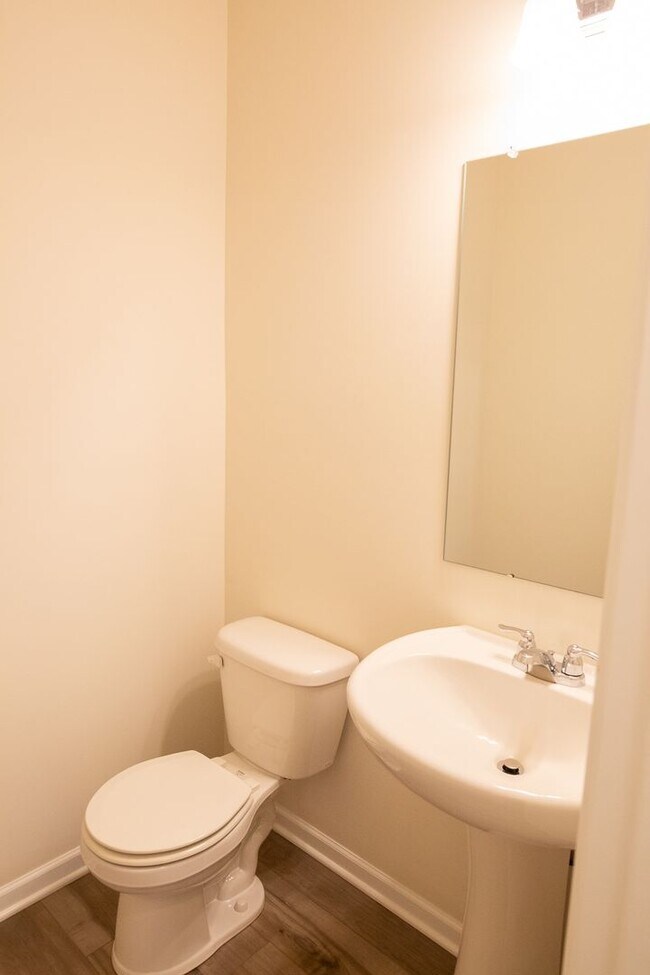 Building Photo - 2845 Beechwood Dr