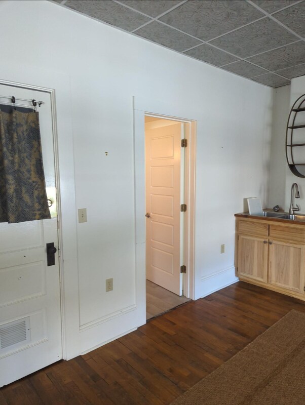 Building Photo - 105 W Main St