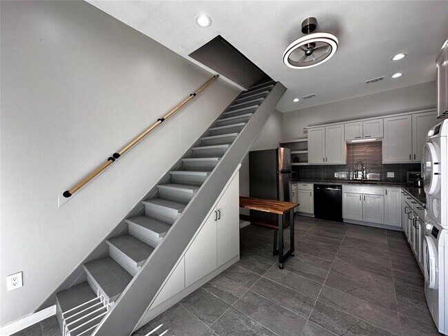 Building Photo - 914 E 39th St