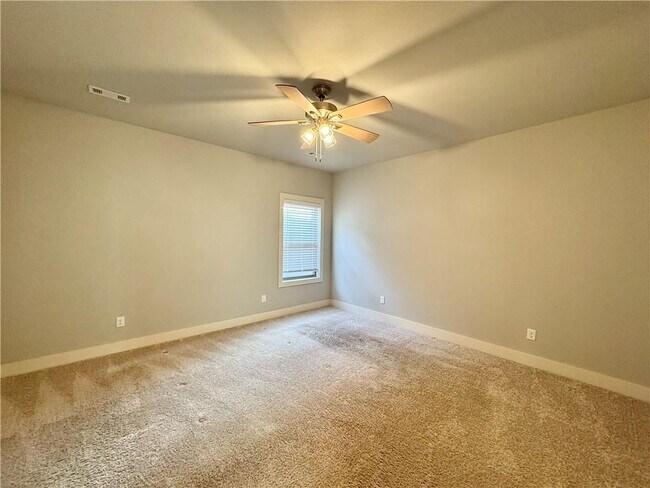 Building Photo - 700 NE Hts Ln