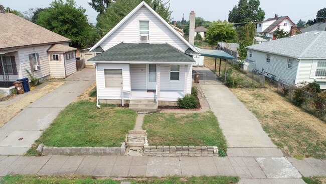 Building Photo - Cute  Craftsman home on locate on Spokane'...