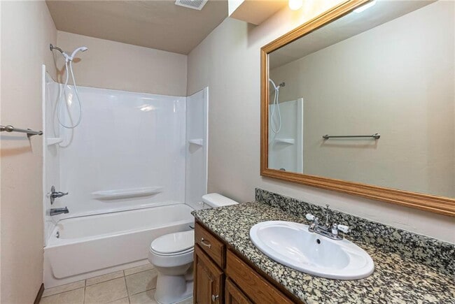 Building Photo - 904 Oakwood Dr