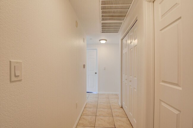 Building Photo - Beautiful 2BR / 2BA Renovated / Modern Con...