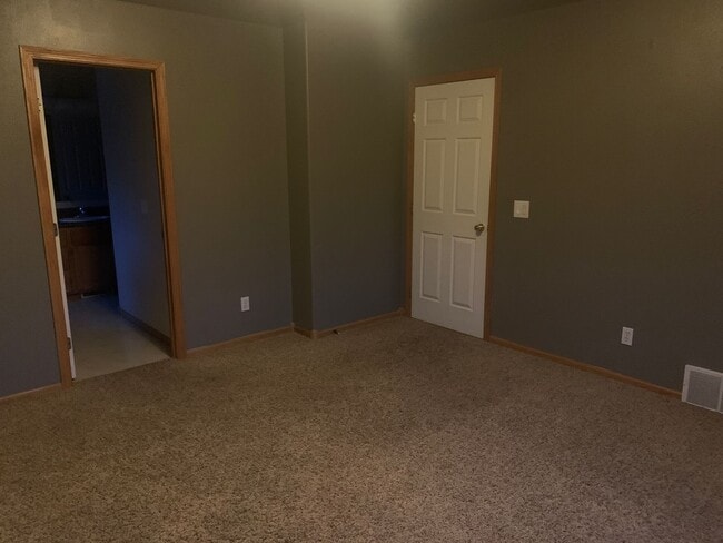 Building Photo - 5 Bedroom 3 Bathroom Home In Briarwood